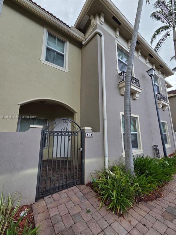 3-bedroom Property — 2851 W Prospect Rd Unit 404