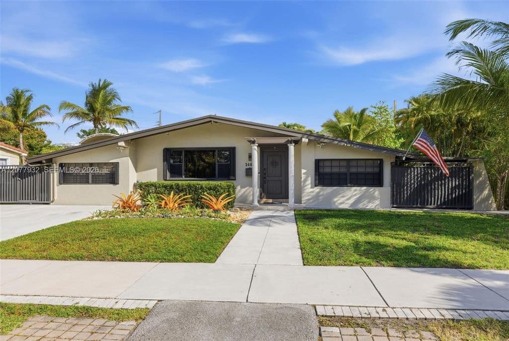 4+1 Müstakil ev — 2485 NE 214th St
