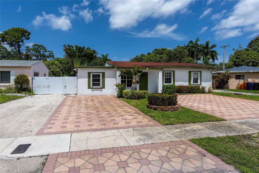 3+1 Müstakil ev — 807 SW 26th Ct