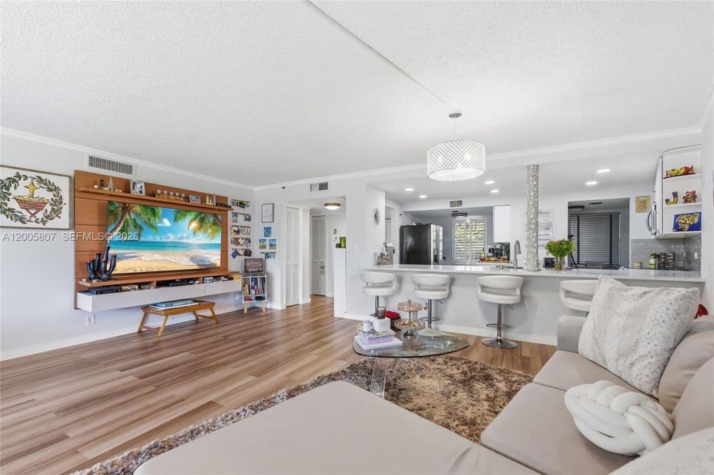 2+1 Condo — 625 Oaks Dr APT 304