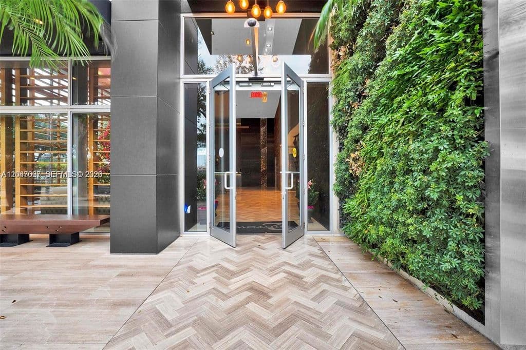 3-bedroom Condo — 3470 E Coast Ave APT H0904