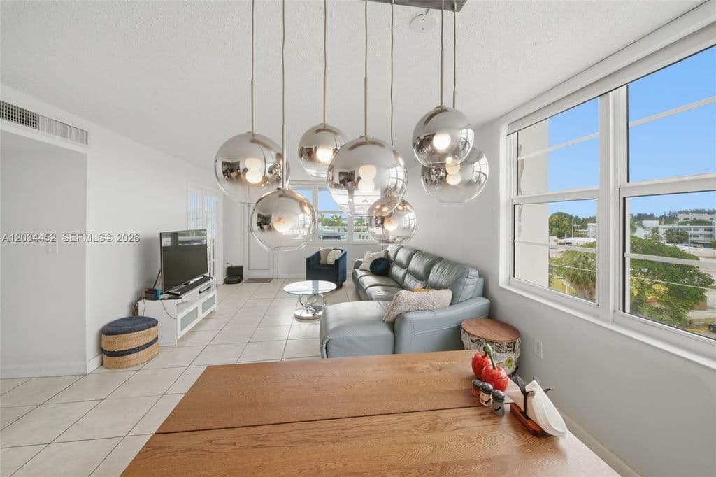 2+1 Condo — 2016 Bay Dr APT 504