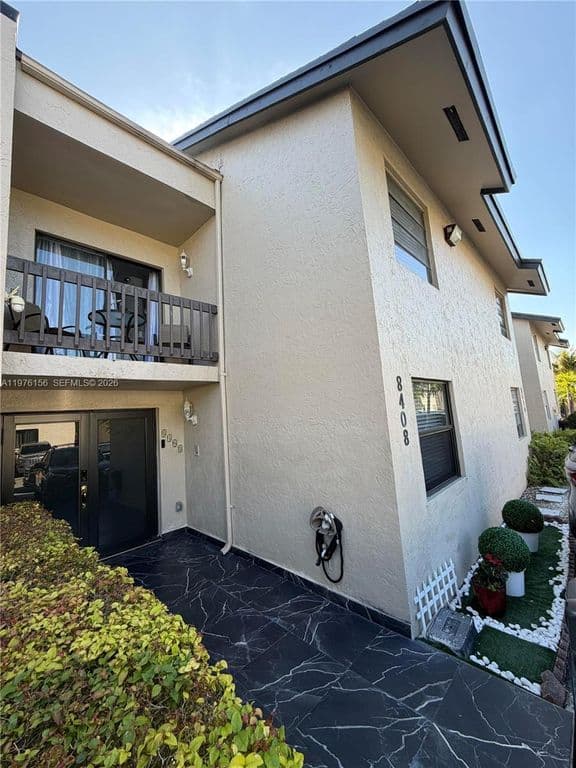 4+1 Mülk — 8408 NW 8th St #8408