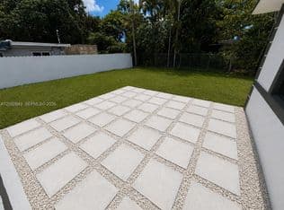 3+1 Müstakil ev — 13885 NW 5th Ave, North Miami, 33168