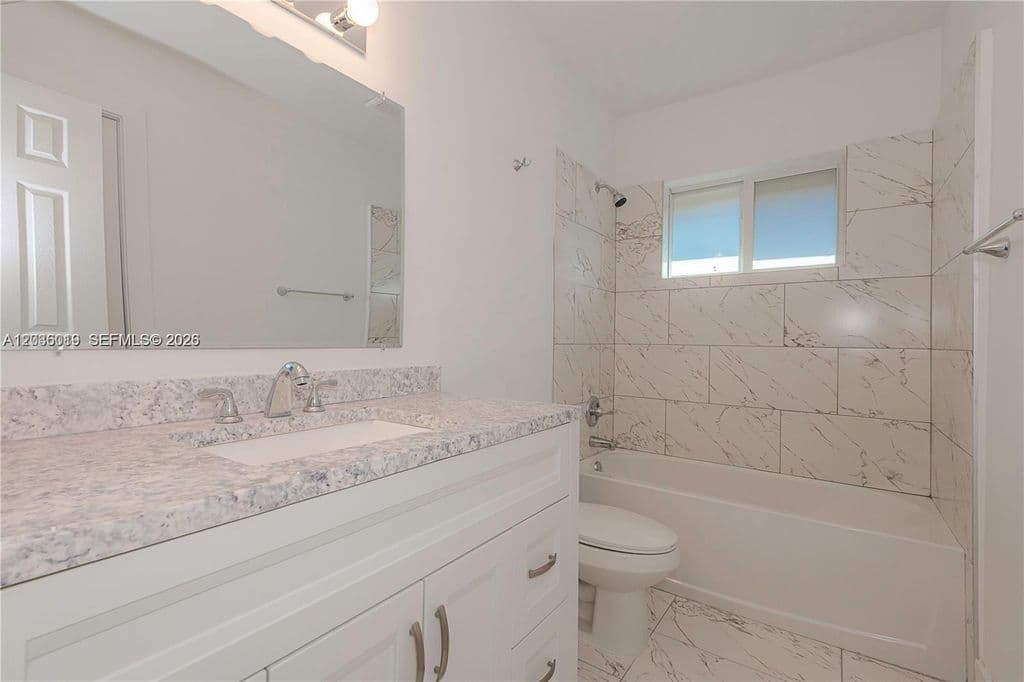 6-bedroom Property — 1511-1513 NW 8th Ave
