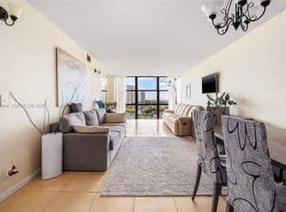 1-bedroom Condo — 800 Parkview Dr APT 901, Hallandale, 33009