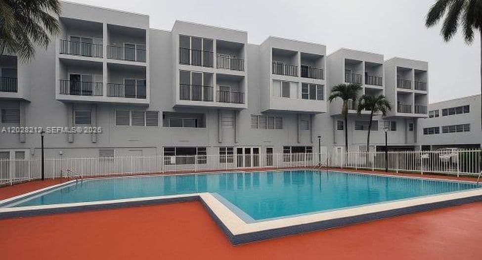 2+1 Condo — 1555 W 44th Pl APT 203