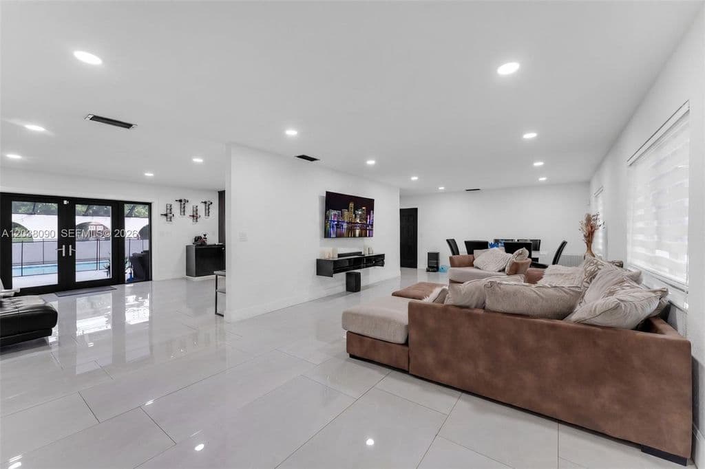 5+1 Müstakil ev — 551 SW 127th Ave