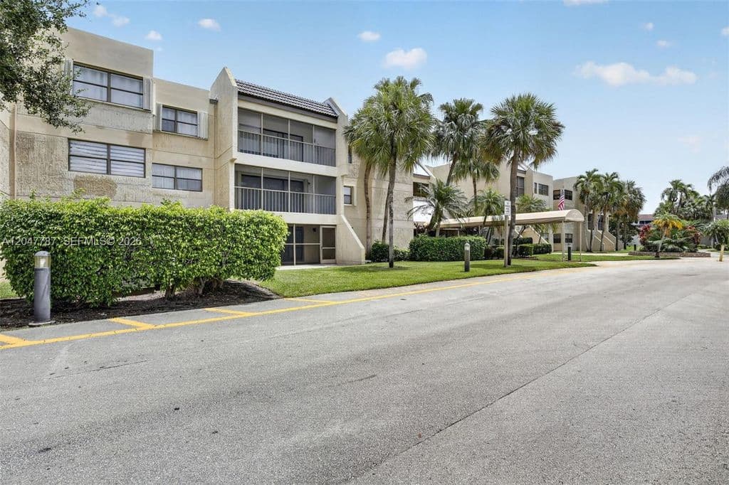 2-bedroom Condo — 220 Lakeview Dr APT 210