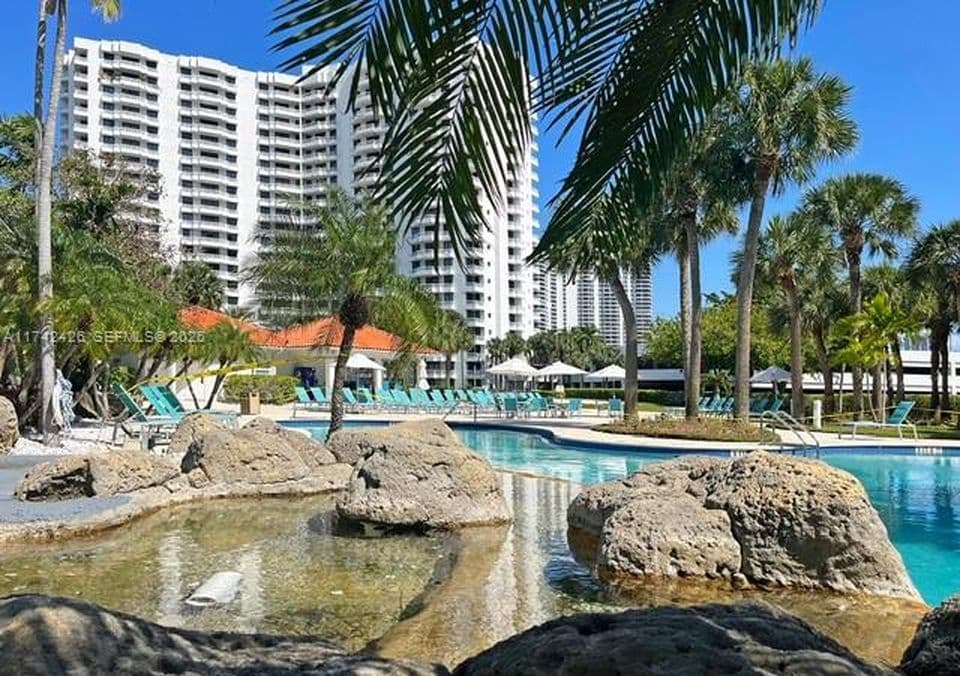 2+1 Condo — 3300 NE 192nd St APT 111
