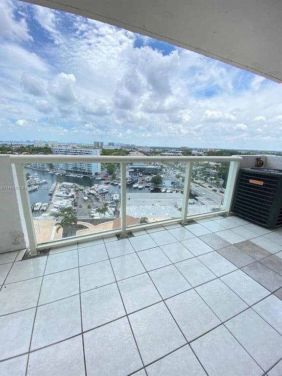 2+1 Condo — 13499 Biscayne Blvd APT 1408