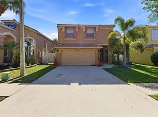 5-bedroom Single-Family Home — 1327 Isleworth Court, Royal Palm Beach, 33411