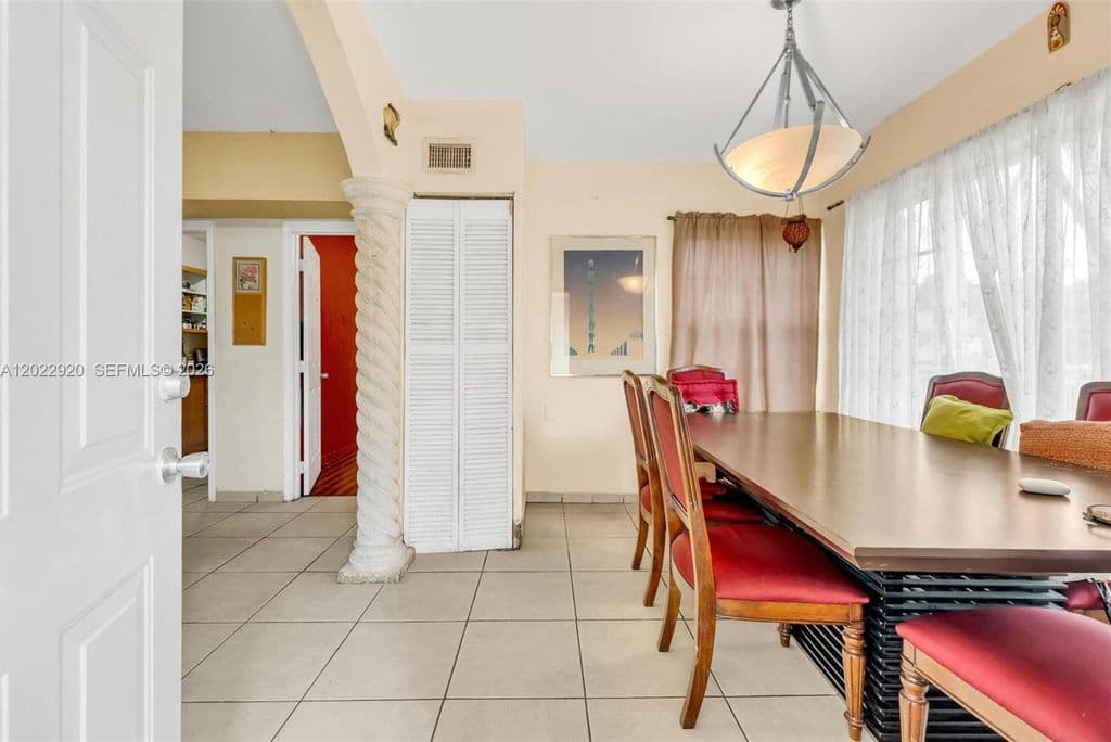 3+1 Müstakil ev — 1122 NW 38th St