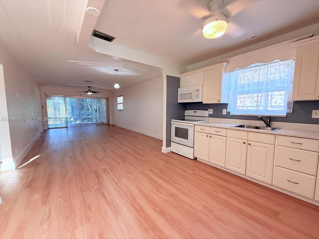 2+1 Condo — 2832 Fillmore St APT 20