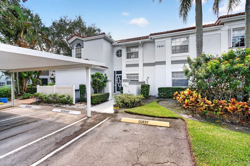 3+1 Condo — 7881 WHISPERING PALMS Drive #101