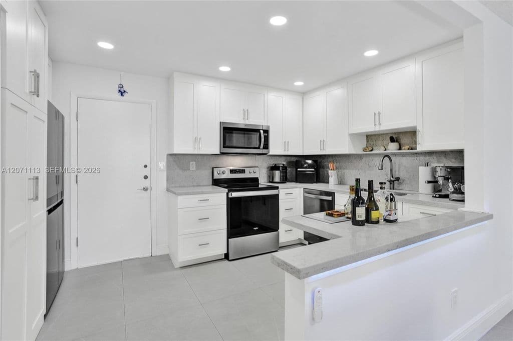 2+1 Condo — 1401 S Ocean Dr APT 302