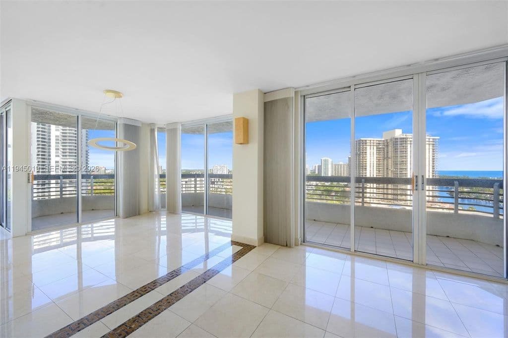 2+1 Condo — 19101 NE 36th Ct APT 2006