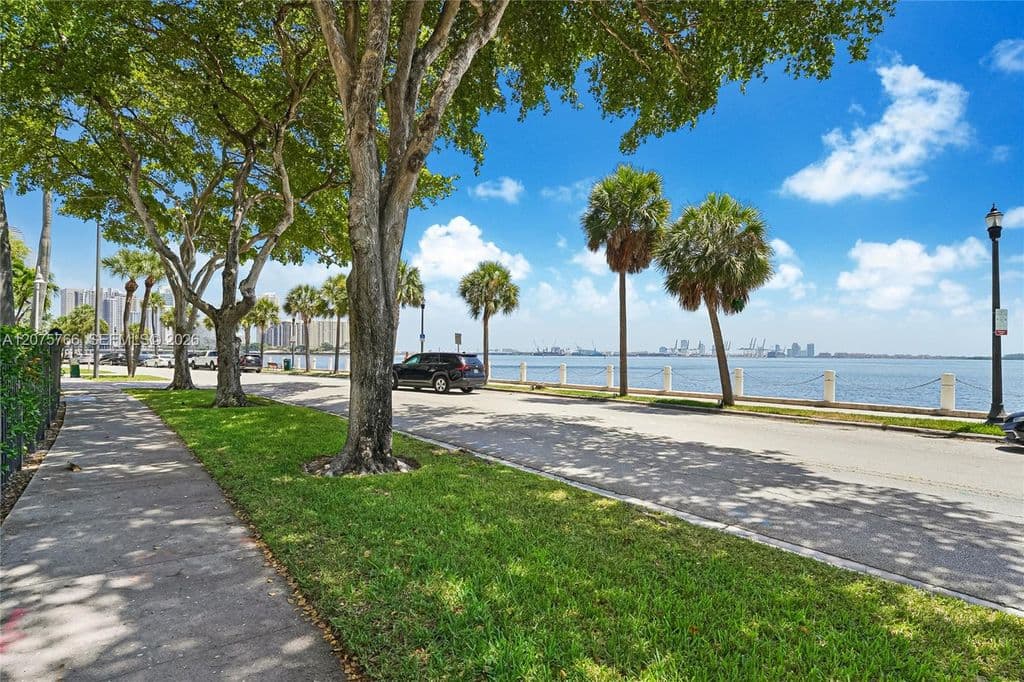 2-bedroom Condo — 1420 Brickell Bay Dr APT 206D