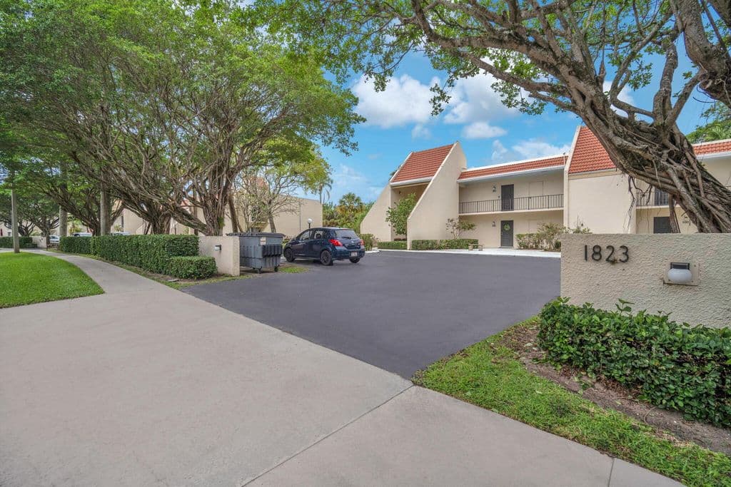 2-bedroom Condo — 1823 Presidential Way #E101
