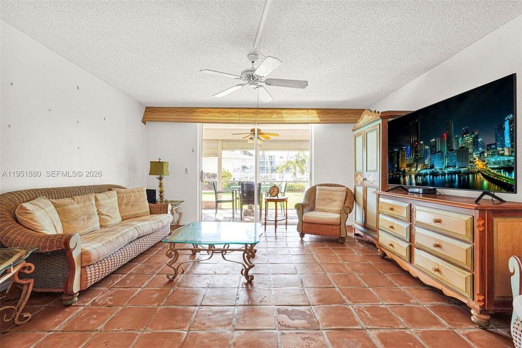 2+1 Condo — 314 SE 10th St APT 103