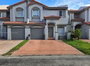 4-bedroom Townhouse — 11464 NW 50th Ter, Doral, 33178