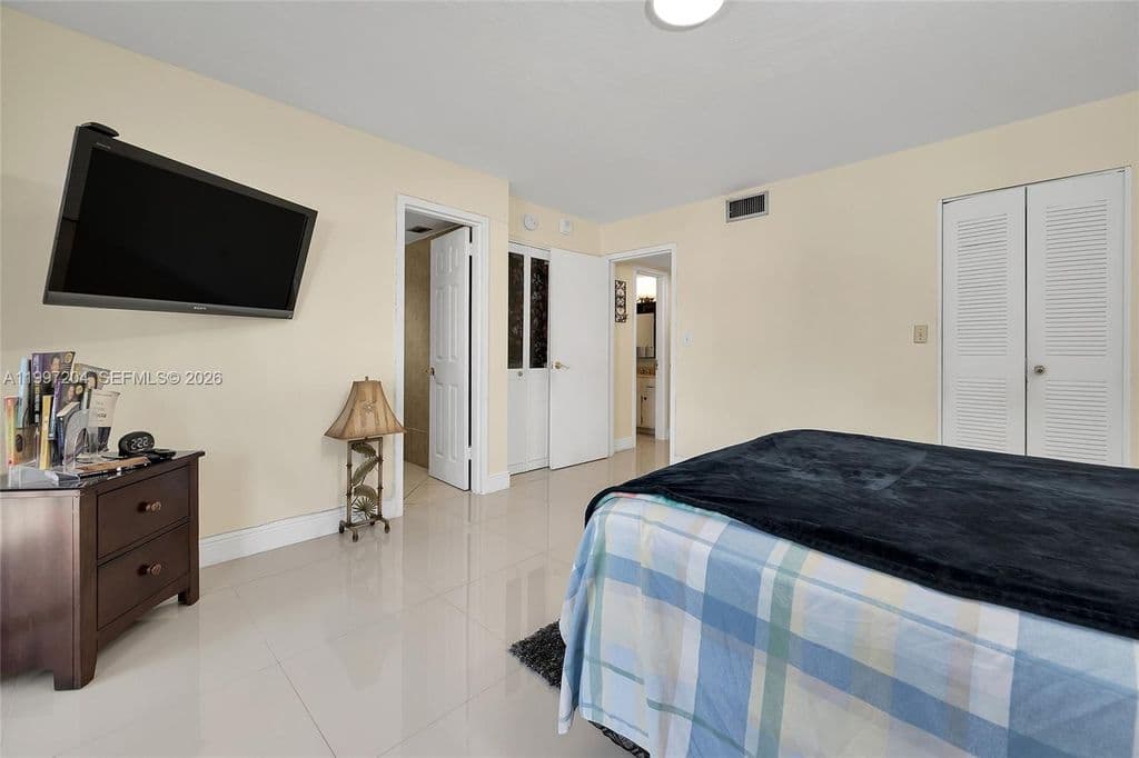 1+1 Condo — 7620 Carlyle Ave APT 204