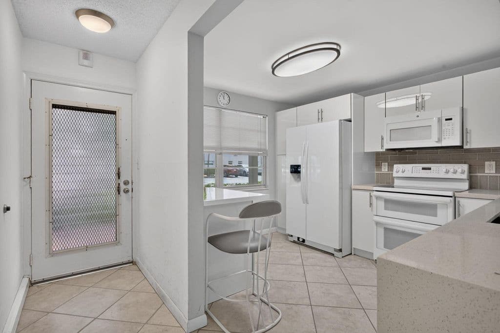2-bedroom Condo — 2006 GRANADA Drive #J1