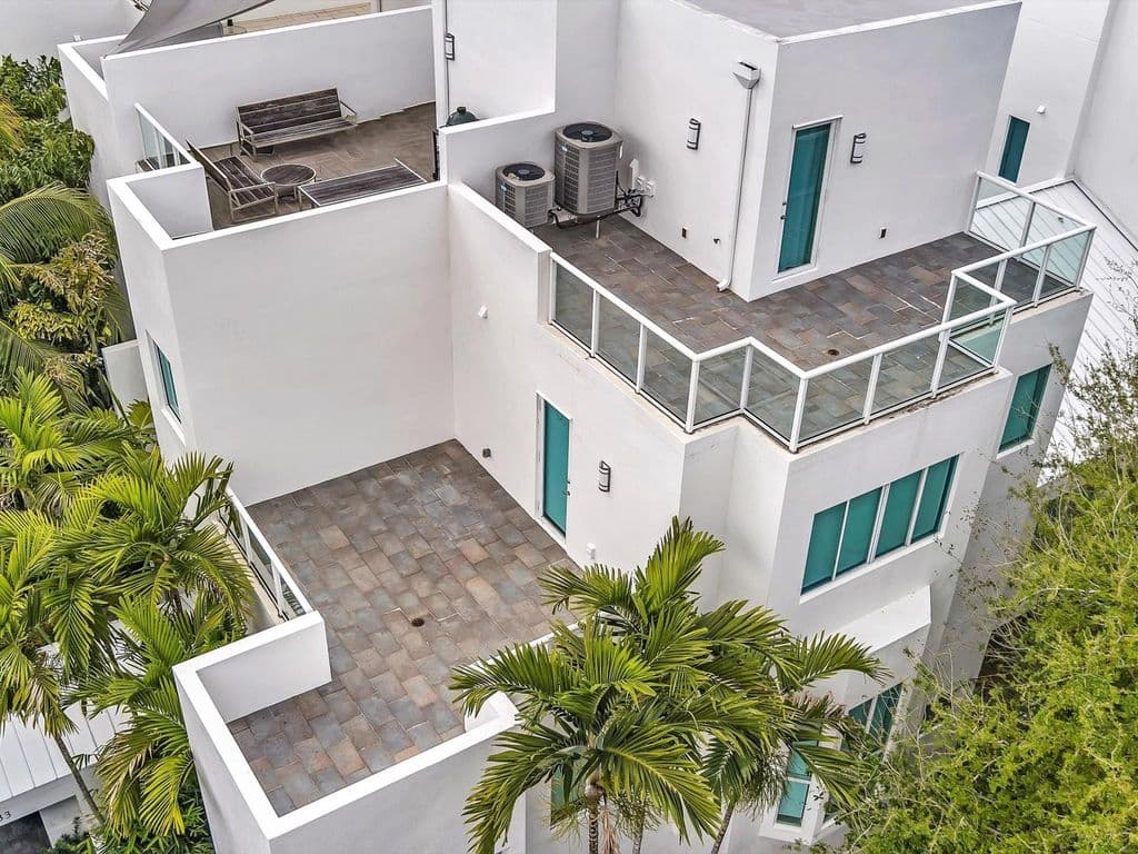3-bedroom Property — 733 NE 4th Avenue #733