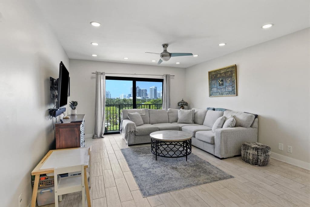 2+1 Condo — 1000 RIVER REACH Drive #516