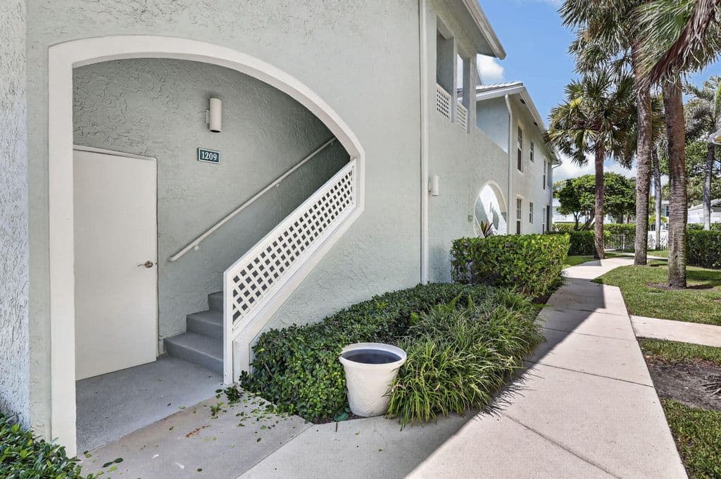 2+1 Condo — 1209 MAINSAIL Circle #1209