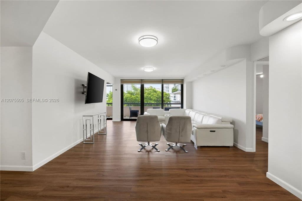2-bedroom Condo — 19667 Turnberry Way APT 3F