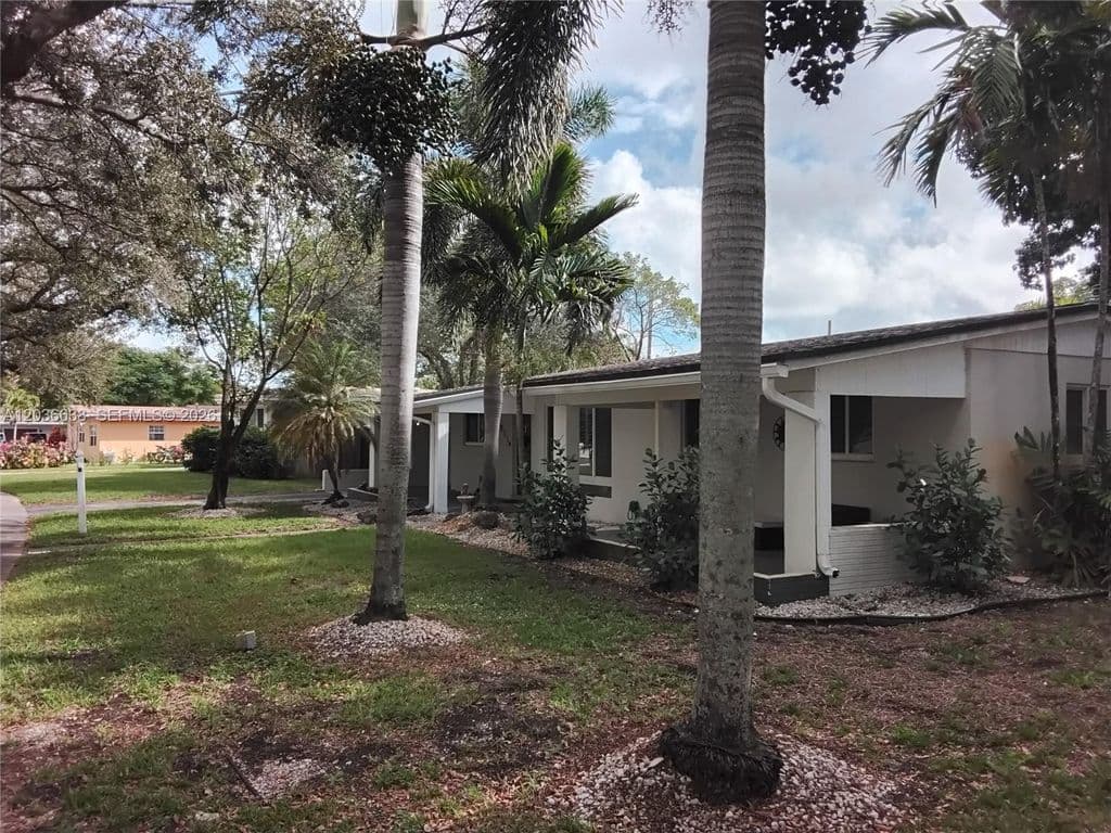 3-bedroom Single-Family Home — 911 W Country Club Cir
