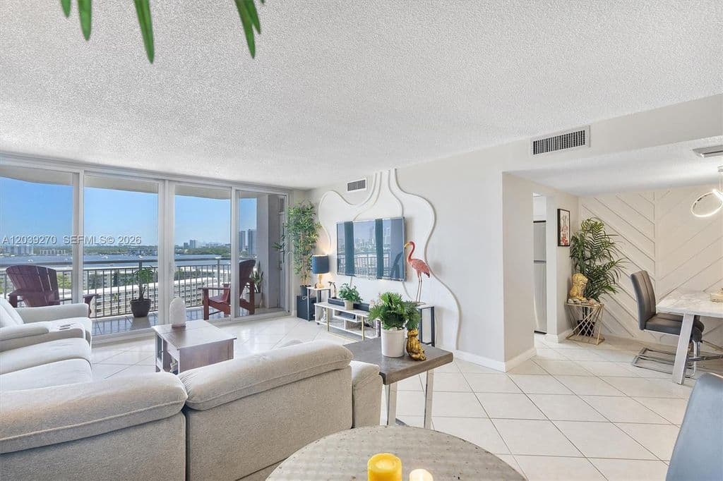 2+1 Condo — 18031 Biscayne Blvd APT 1401