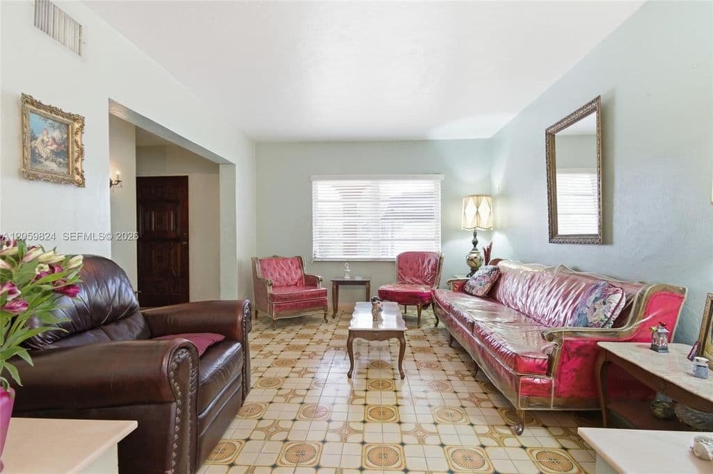 5+1 Müstakil ev — 921 E 14th St