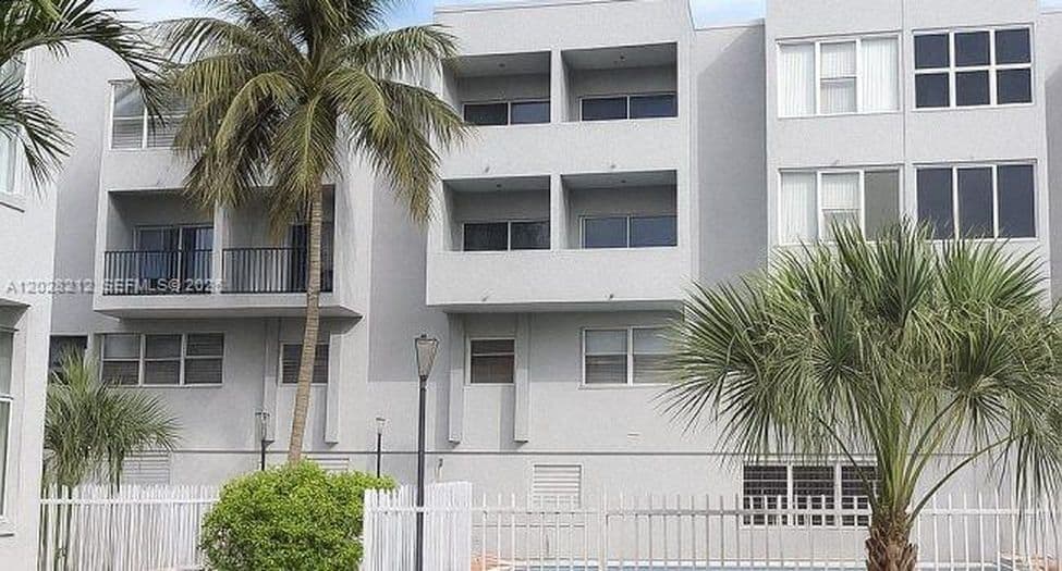 2+1 Condo — 1555 W 44th Pl APT 203