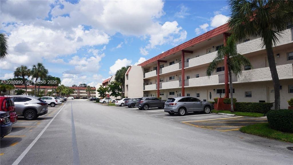 2-bedroom Condo — 800 S Hollybrook Dr APT 305