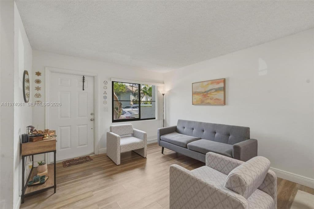 3-bedroom Property — 9853 Riverside Dr #8-24