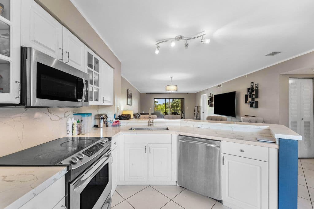 2-bedroom Condo — 2205 S CYPRESS BEND Drive #302