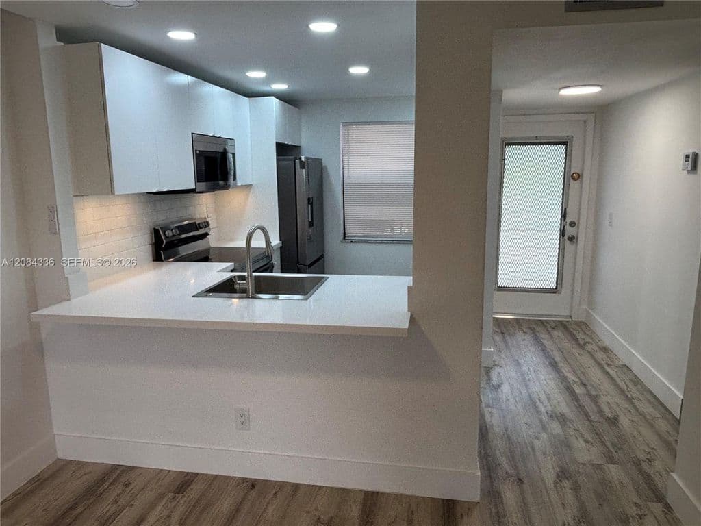 2-bedroom Condo — 10304 Sunrise Lakes Blvd APT 209