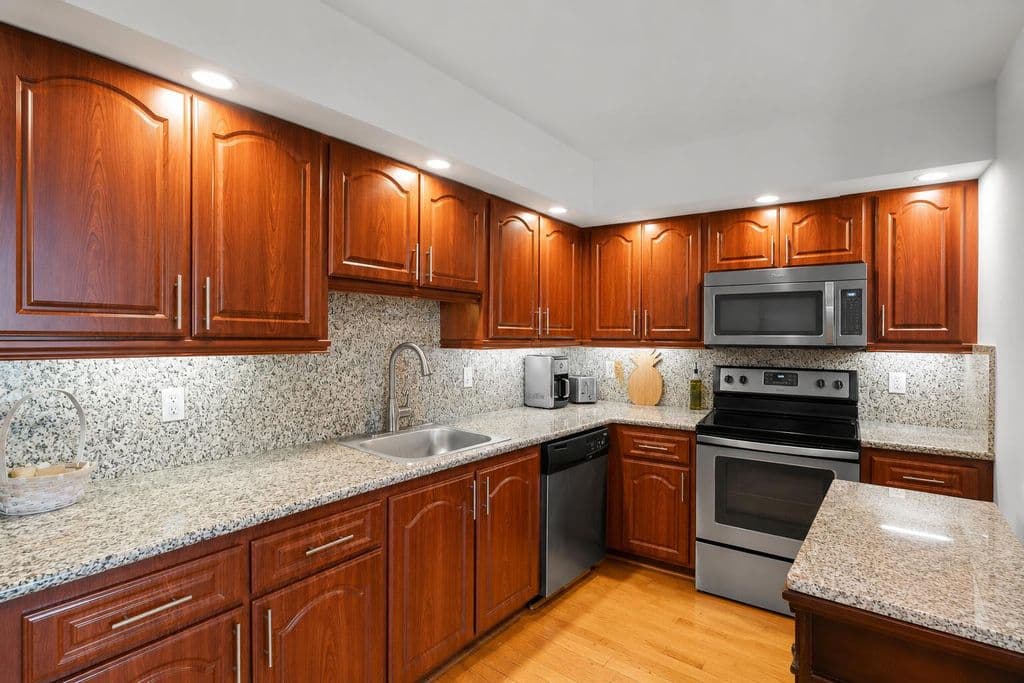 2-bedroom Condo — 625 Oaks Drive #405