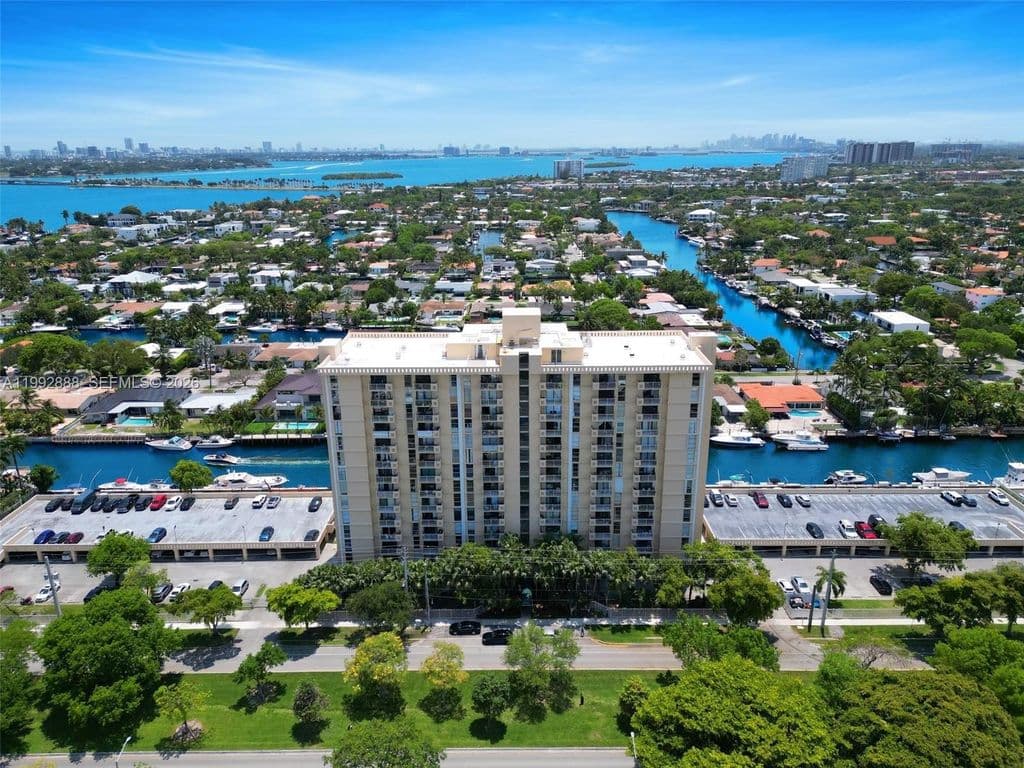 1-bedroom Condo — 2350 NE 135th St APT 1101