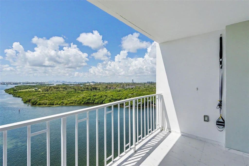 2+1 Condo — 500 Bayview Dr APT 1924