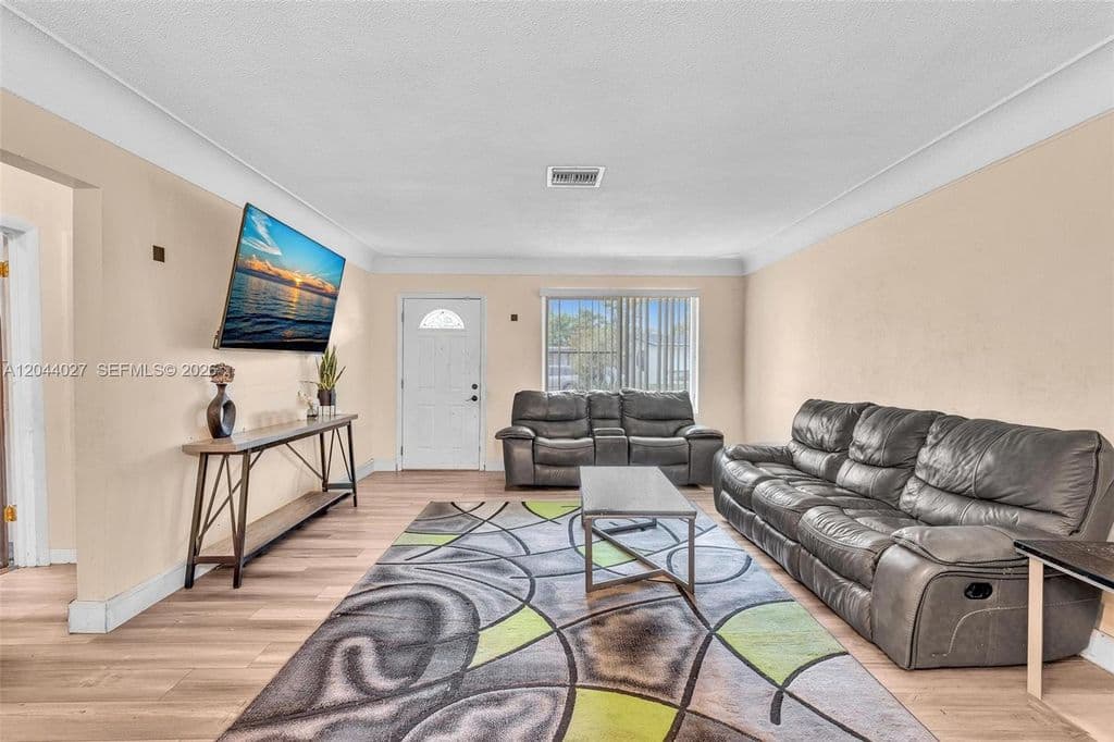 3+1 Müstakil ev — 1808 NW 3rd Ct