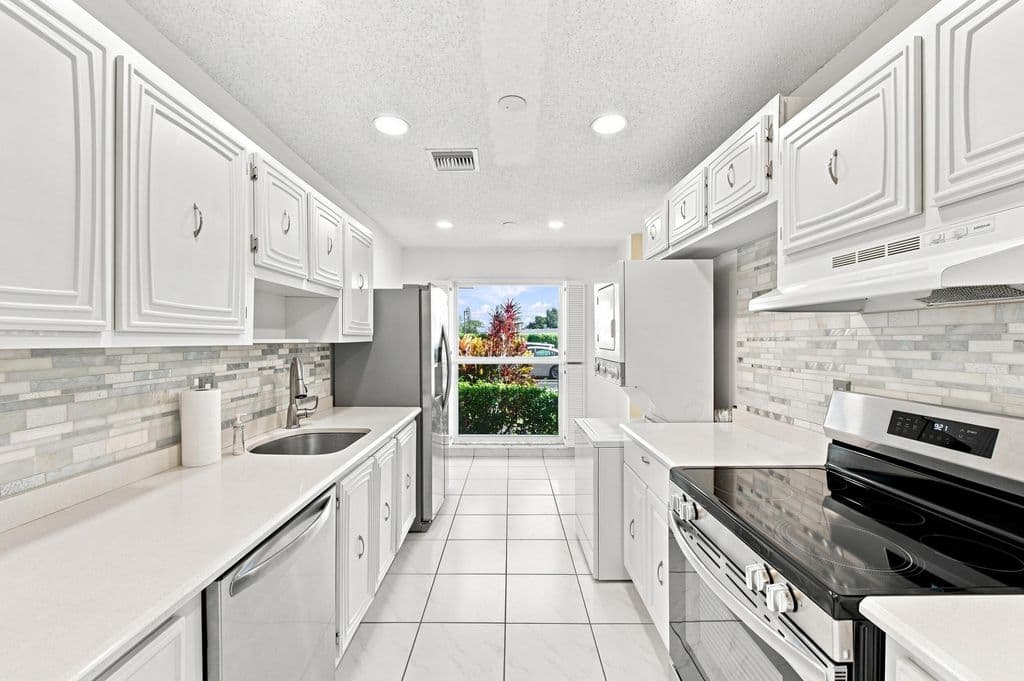 2+1 Condo — 13782 Vía Flora #C