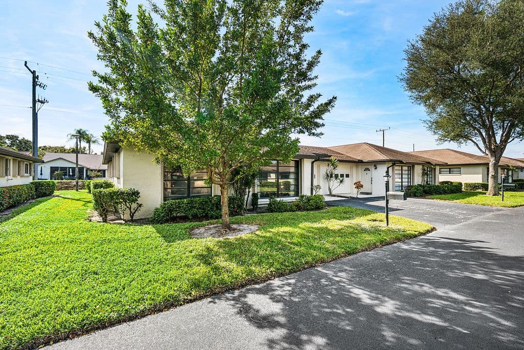 2-bedroom Condo — 4866 Equestrian Road #A