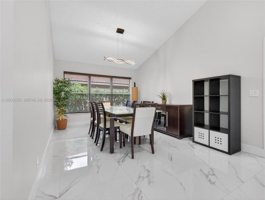 4+1 Müstakil ev — 1025 Creekford Dr