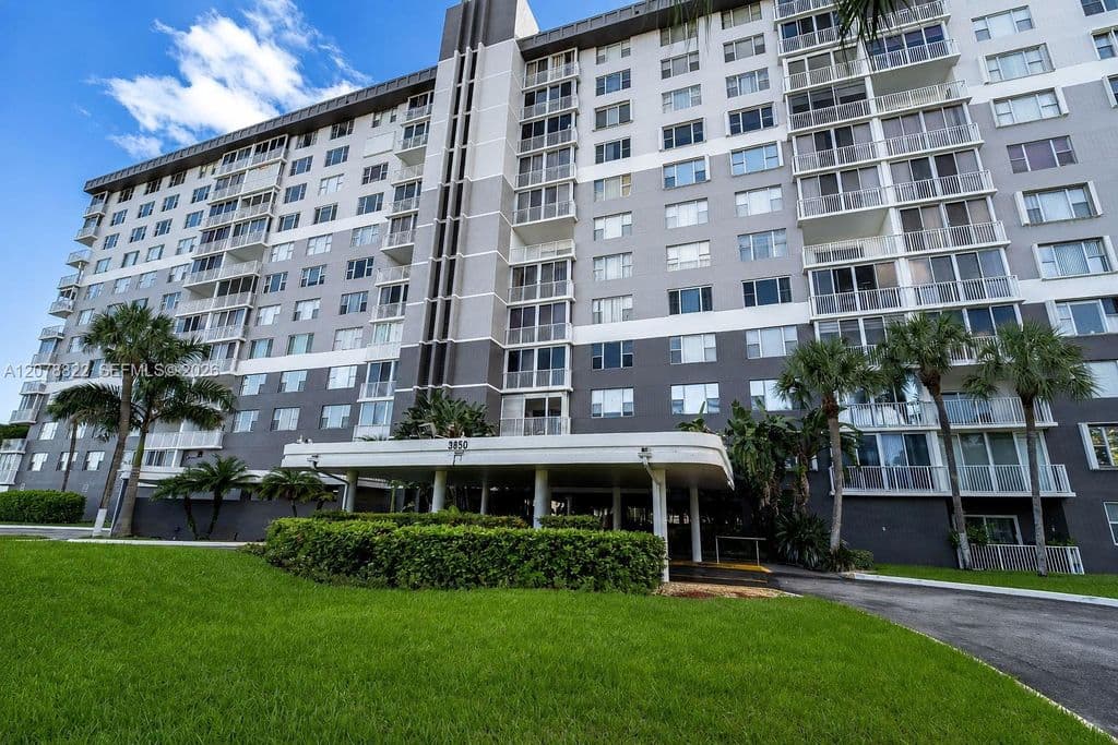 1-bedroom Condo — 3850 Washington St APT 314
