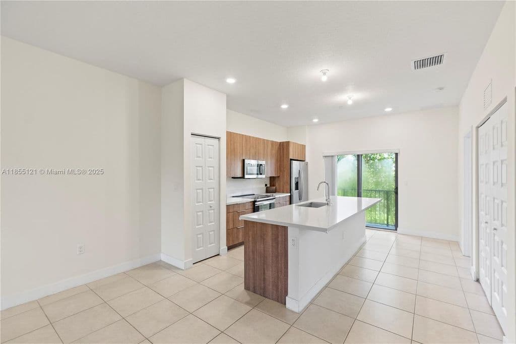 2-bedroom Condo — 7831 NW 104th Ave APT 22