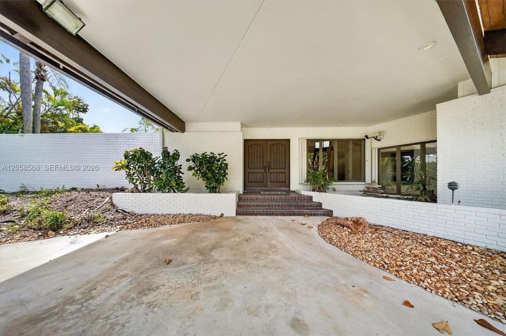 5-bedroom Single-Family Home — 8925 SW 102nd Ter
