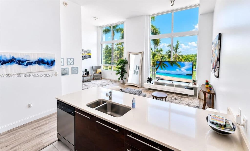 1+1 Condo — 1900 N Bayshore Dr APT 504